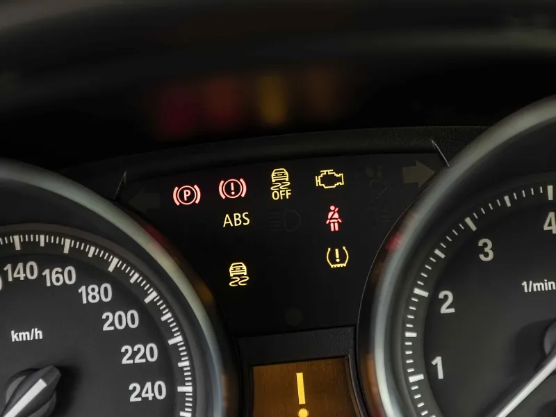 車のメーターパネルに複数の警告灯が点灯している様子